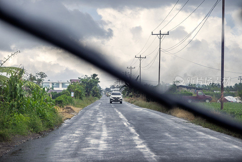 下雨天从车里看到的乡村道路