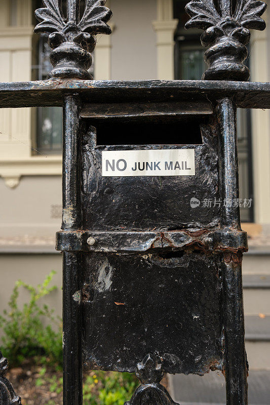 前院没有垃圾邮件标志的黑色旧金属信箱