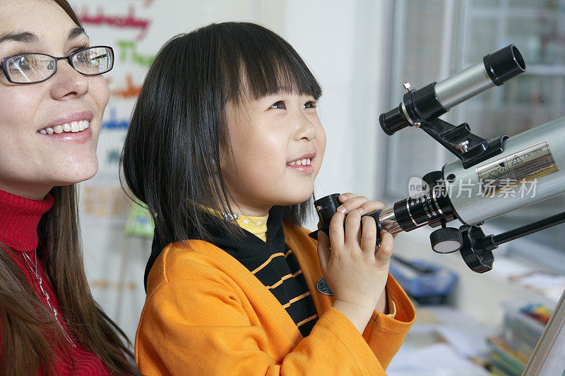 老师、小女孩与望远镜