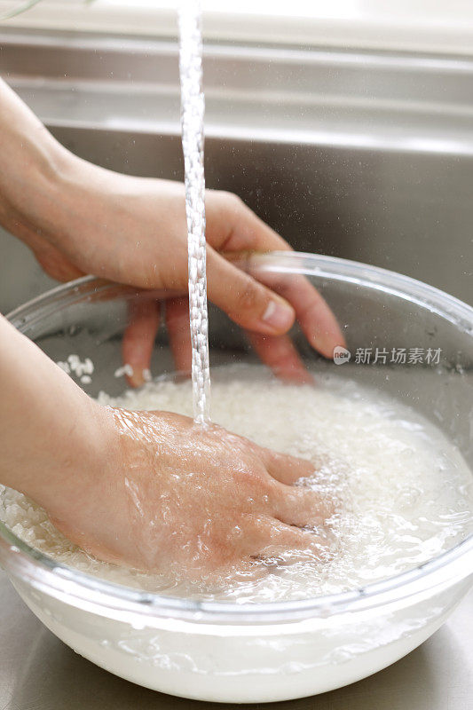 女人洗大米