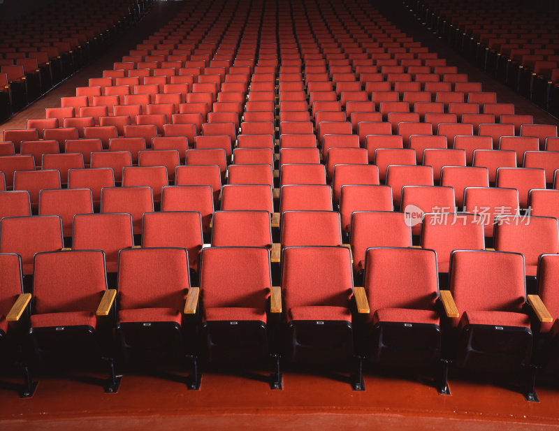 空荡荡的红色剧院座位