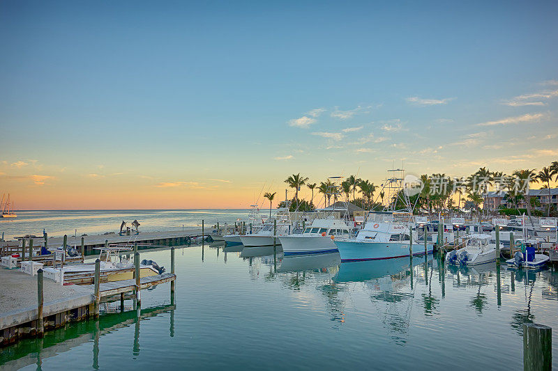 佛罗里达群岛的渔船在热带碧蓝的海水中