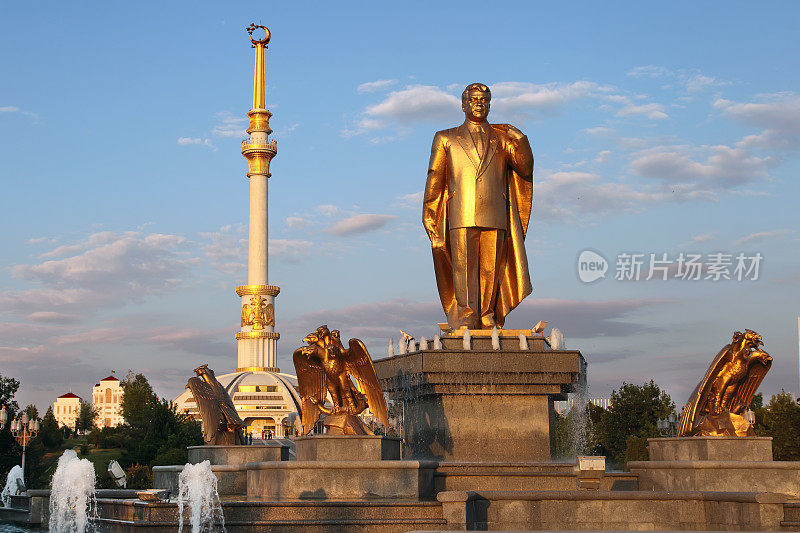 日落中的尼亚佐夫纪念碑和独立拱门。阿什哈巴德