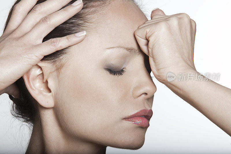 亚洲女性表现头痛疼痛悲伤抑郁困惑