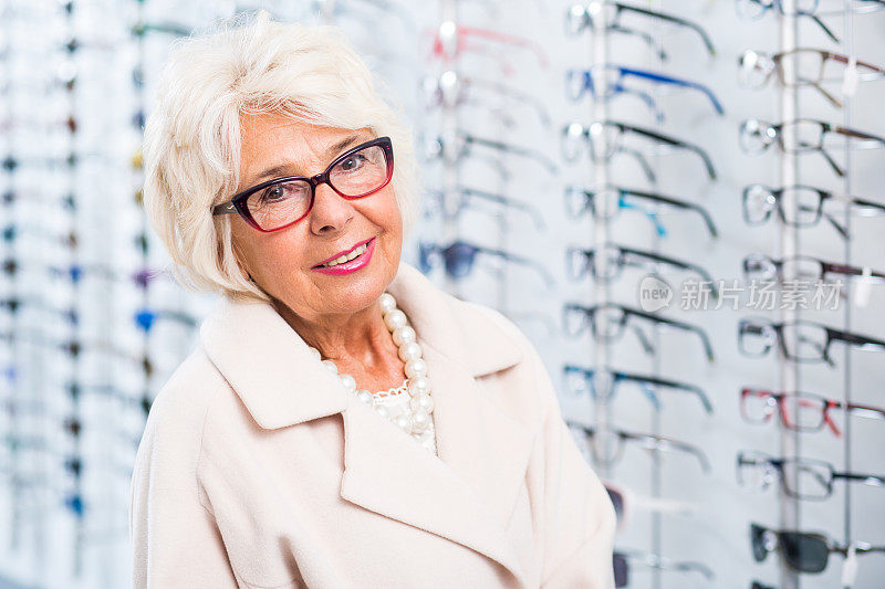 年长的女人在试眼镜