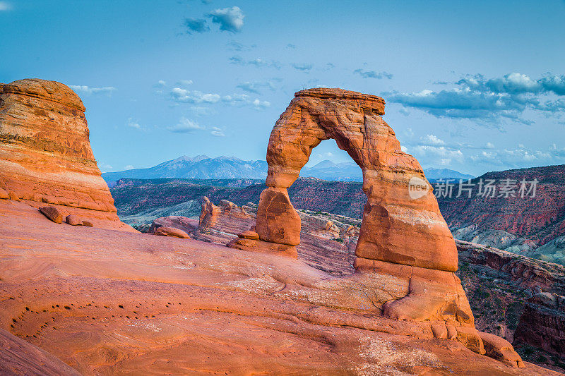 美国犹他州日落时精美拱门的经典景观