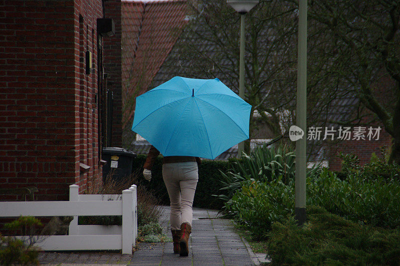 雨中行走的女人