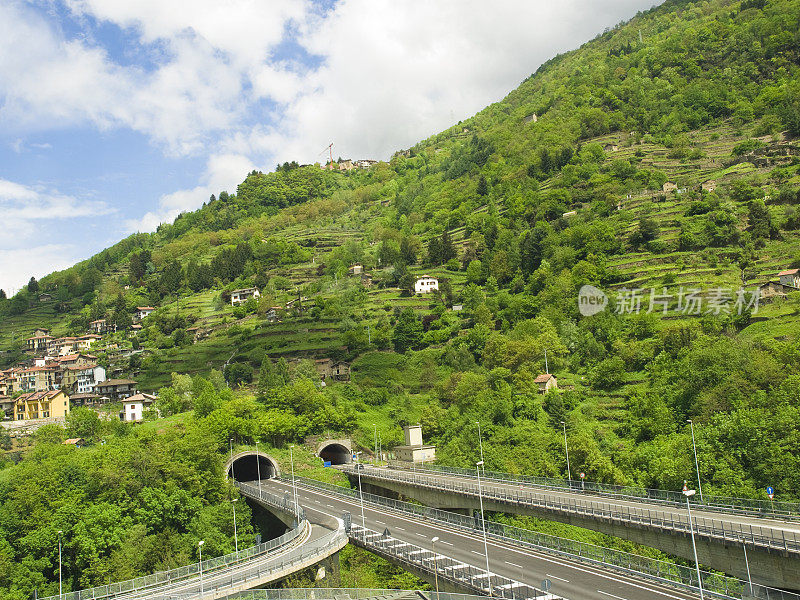 穿过小山的隧道