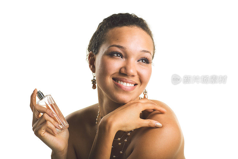 美丽的非裔美国女人，用香水看向别处