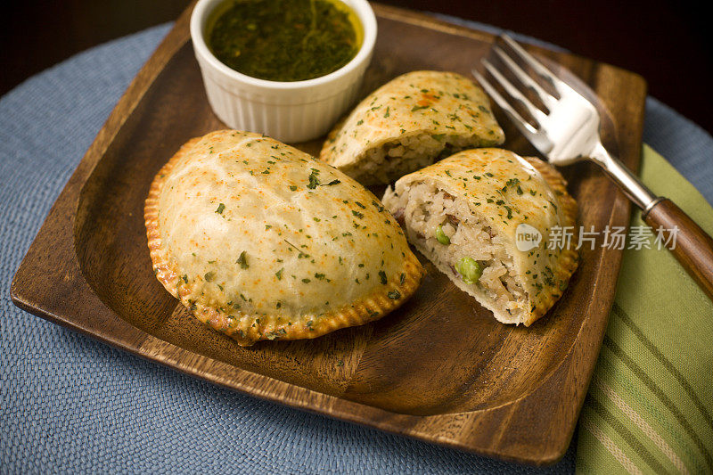 素菜肉馅卷饼放在木盘上准备食用