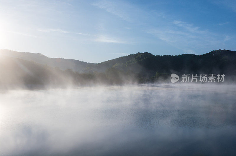 早晨雾蒙蒙的湖