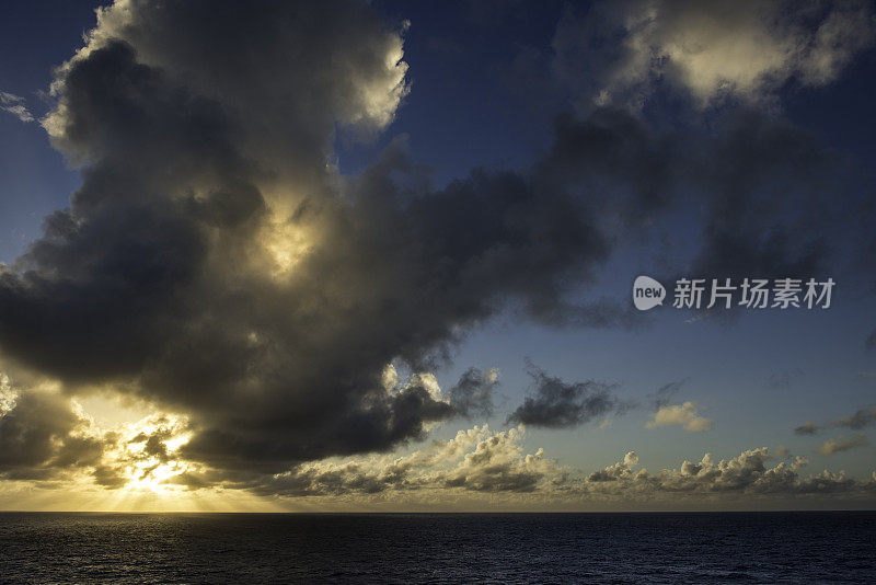 太阳遮住了加勒比海的云层