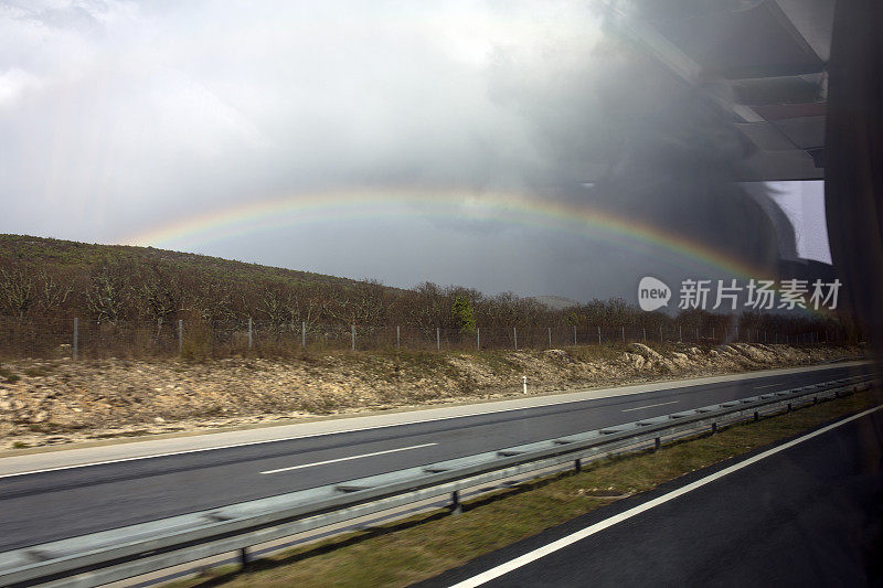 暴雨过后，公路上出现了彩虹