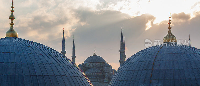 伊斯坦布尔-蓝色清真寺和圆顶