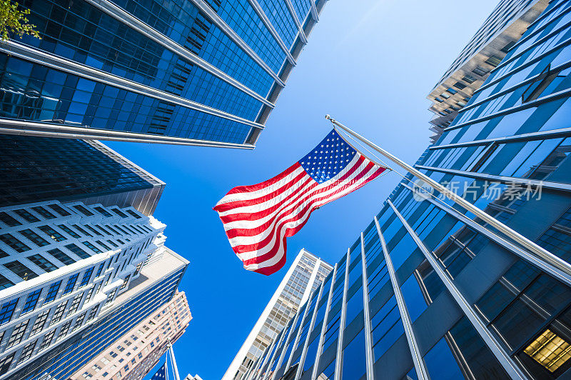 美国国旗和纽约的现代玻璃摩天大楼