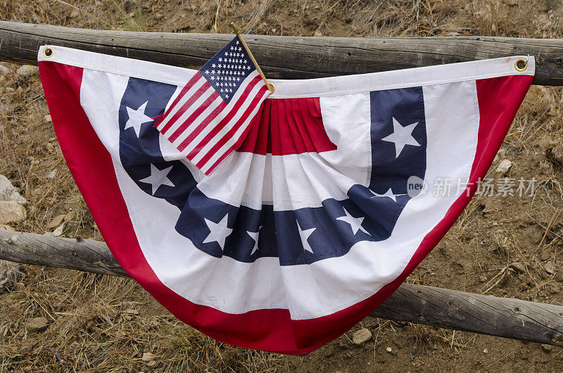 美国国旗和旗帜在牛仔栏
