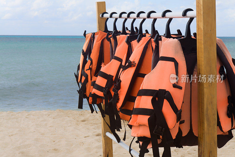 橙色救生衣挂在海滩上