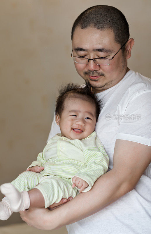 父亲在家里抱着小男孩的特写