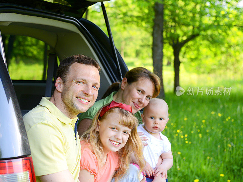 幸福家庭乘汽车旅行