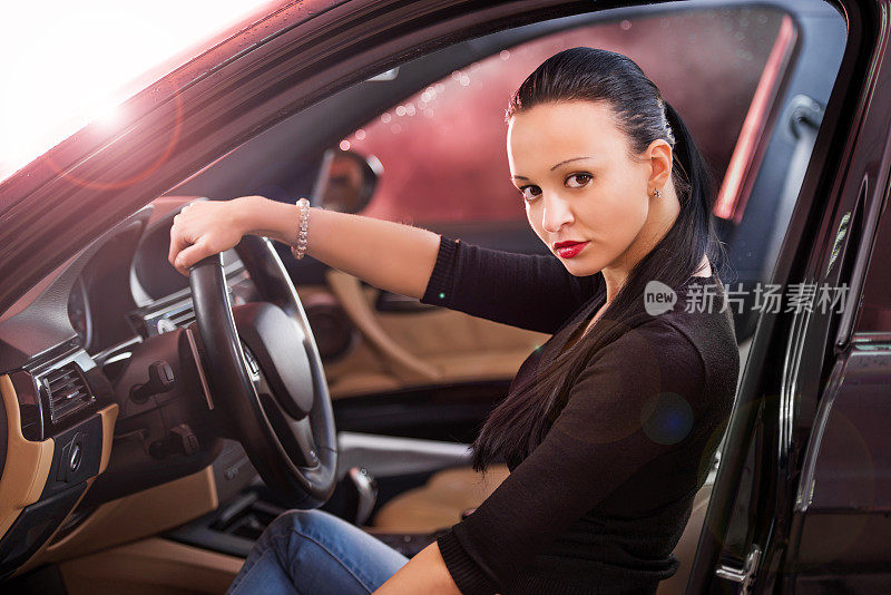 年轻女人在车里。