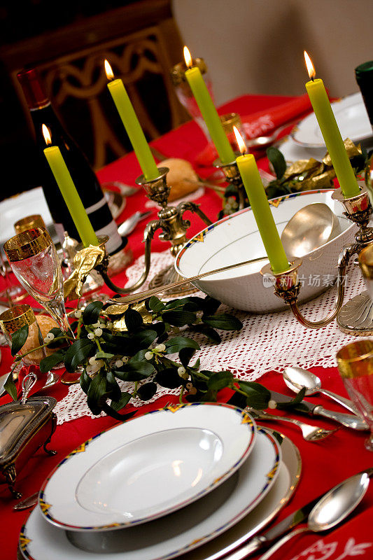 烛光下优雅的圣诞餐桌