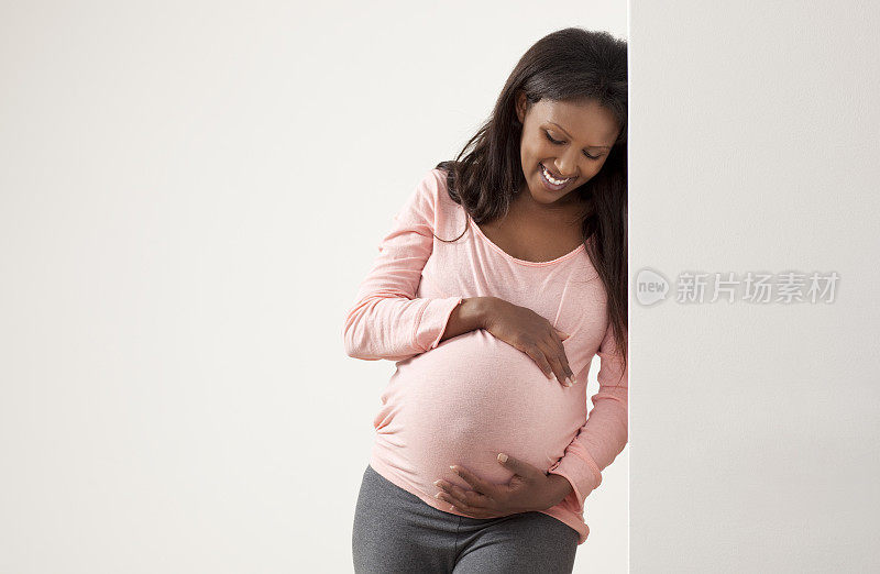 孕妇兴奋地等待着宝宝。