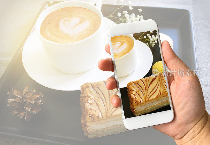 女人拿着手机拍照的咖啡和甜点。