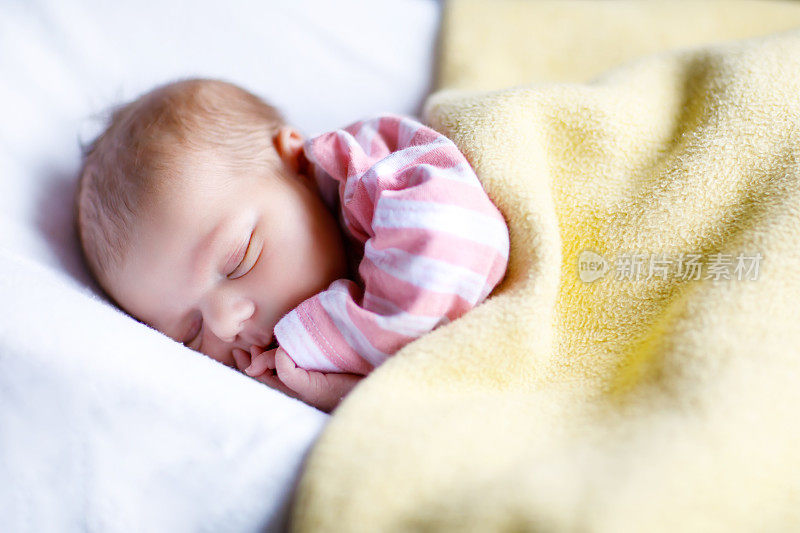 可爱可爱的新生女婴正在睡觉