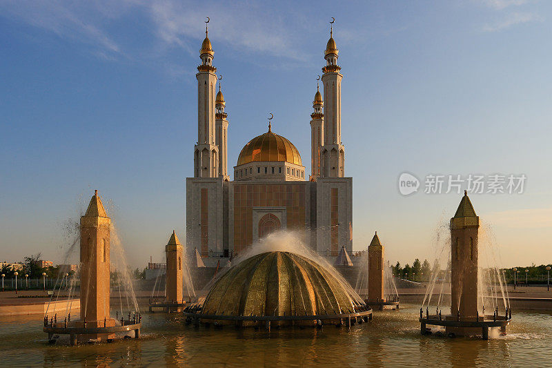 清真寺努尔加西尔与喷泉