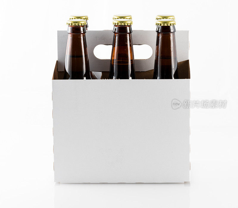 纸盒里装着六瓶啤酒