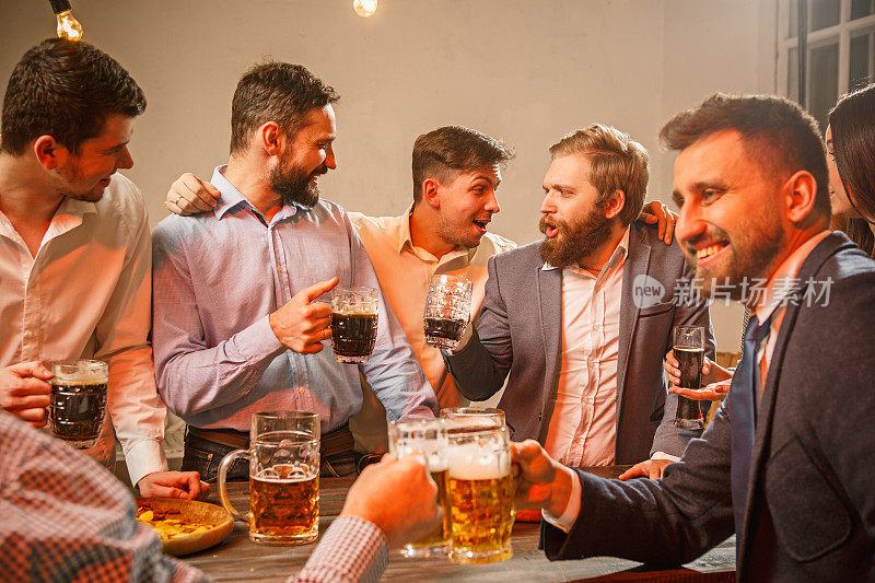 一群朋友在晚上喝啤酒