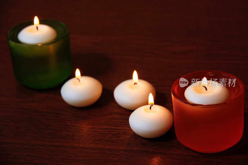 玻璃烛台和木头桌子上的蜡烛