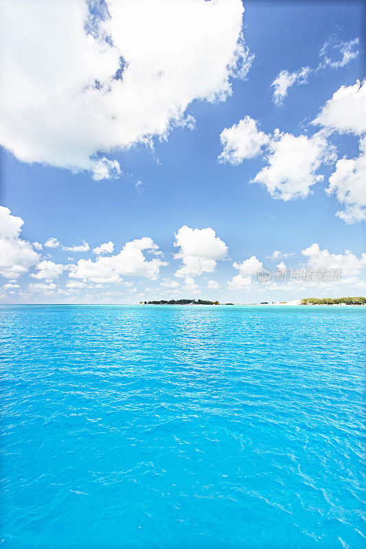 蓝天白云，大海和岛屿