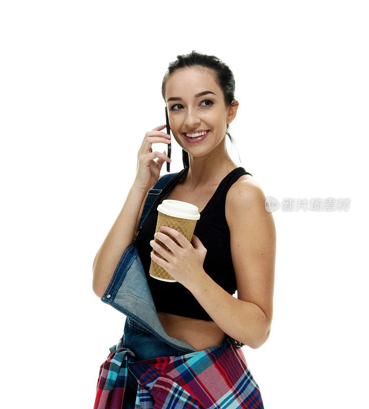 手机上的快乐女性，拿着咖啡杯