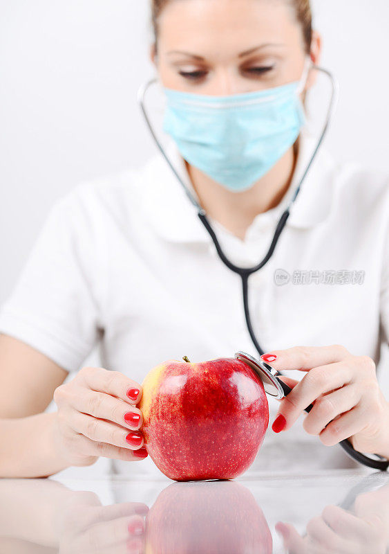 保健理念与女白种医生与苹果