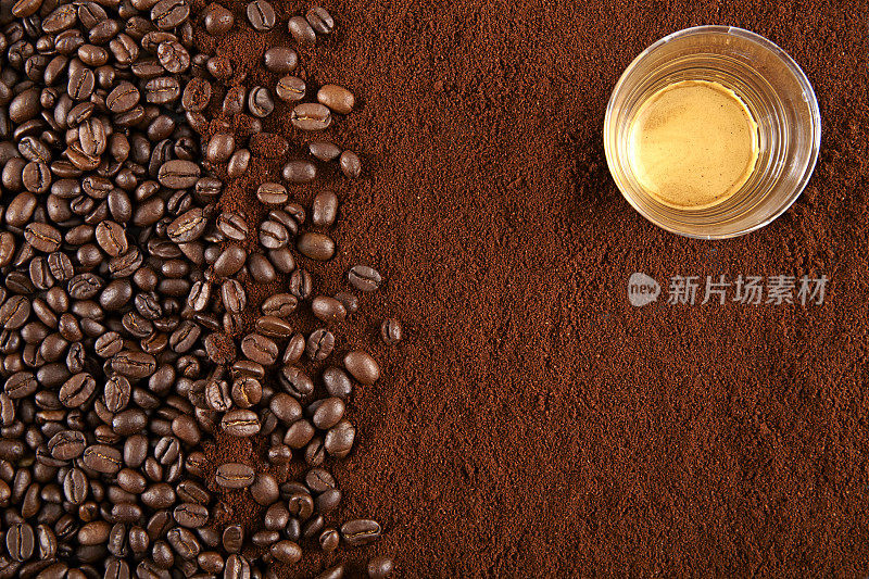 浓缩咖啡，咖啡豆和磨碎的咖啡背景