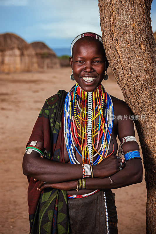 来自非洲埃塞俄比亚Erbore部落的年轻女子
