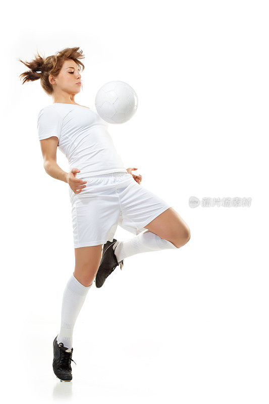 女足球运动员在胸前接球