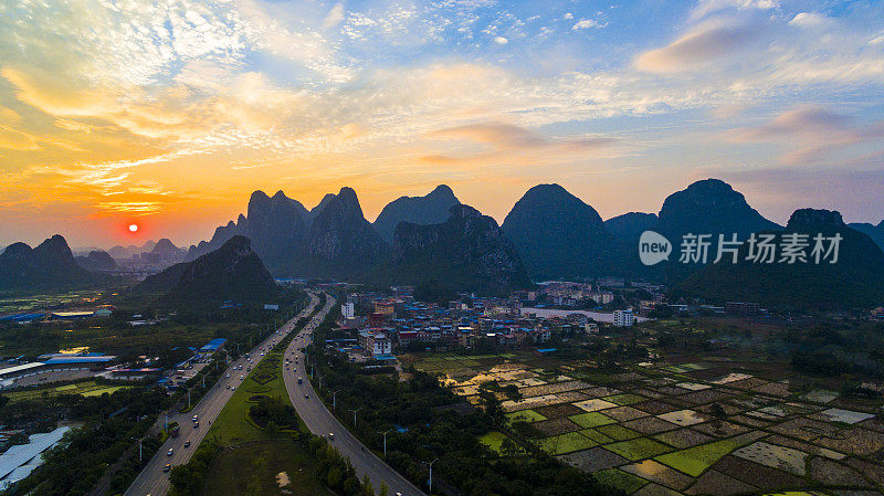 喀斯特地区农村日落，阳朔，中国桂林