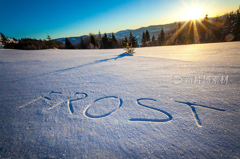 “FROST”这个词写在雪地上