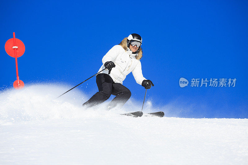 男子滑雪者滑雪享受完美的准备滑雪斜坡