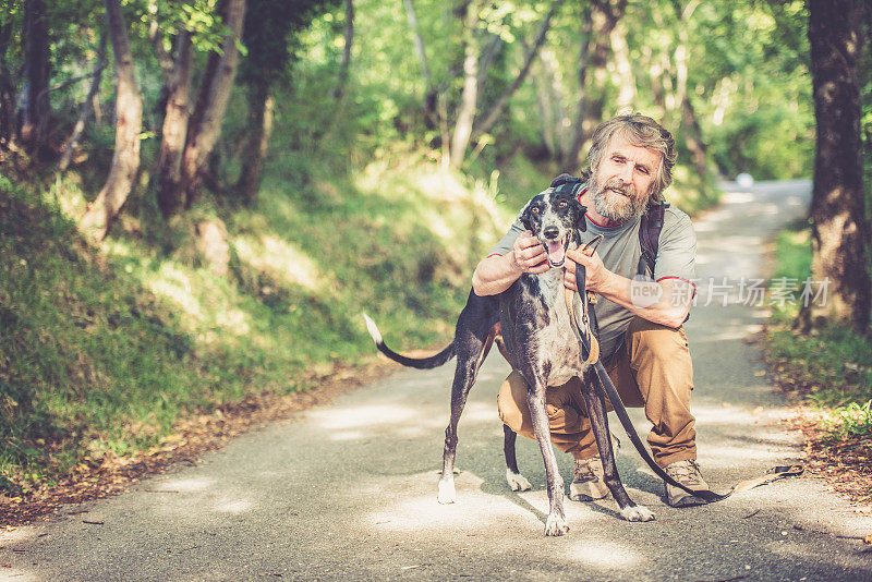 有胡子的老人-登山运动员和他的灵缇犬