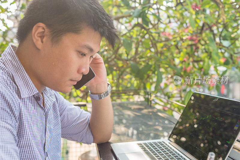 这名男子在接到同事的紧急电话时表情严肃