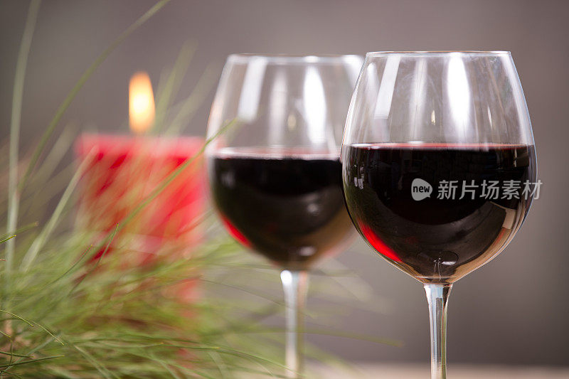 两杯红酒，杯子和蜡烛。松树。圣诞节。