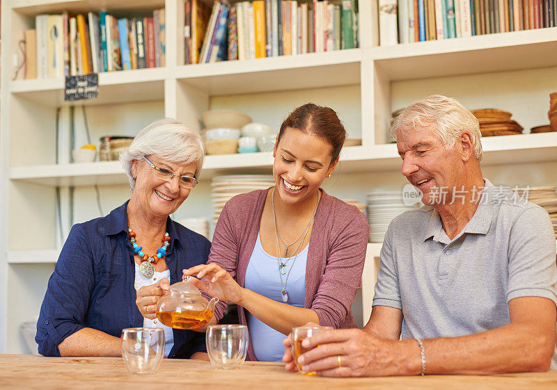 爷爷奶奶和孙女一起喝茶