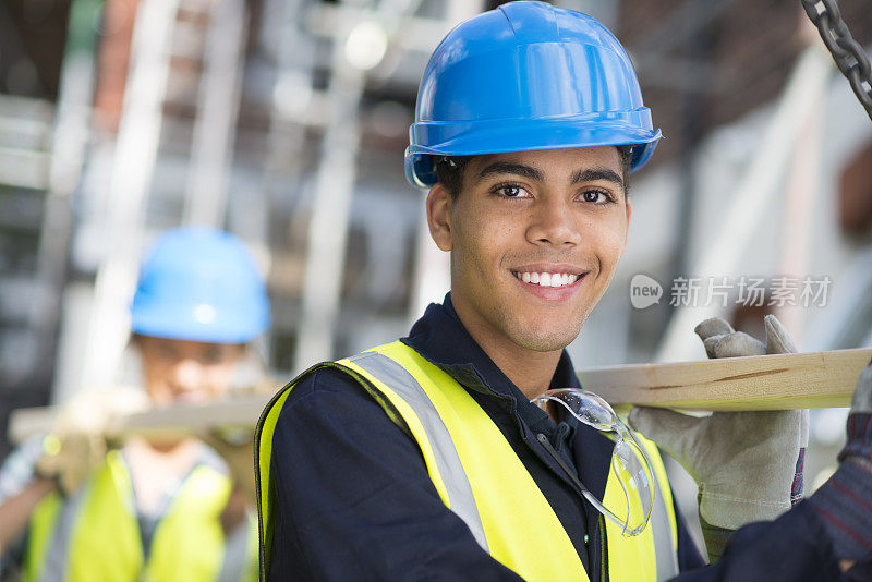 年轻男性建筑工人