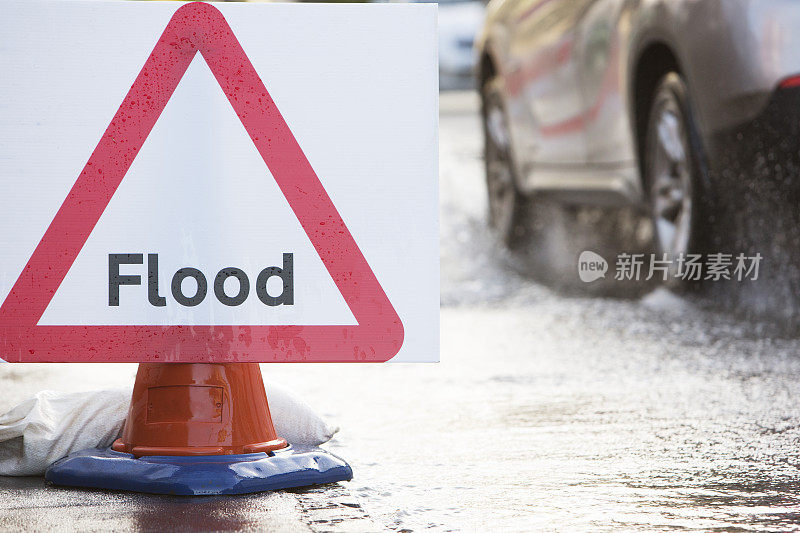 被洪水淹没的道路上的警告交通标志