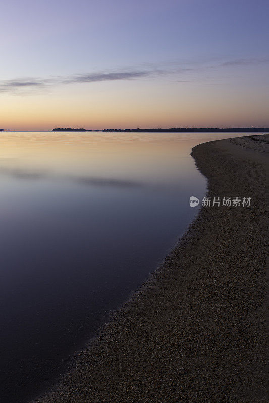 水面上的日出