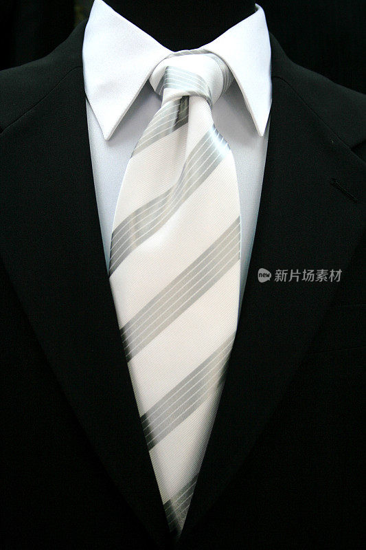 黑色西装配白色领带