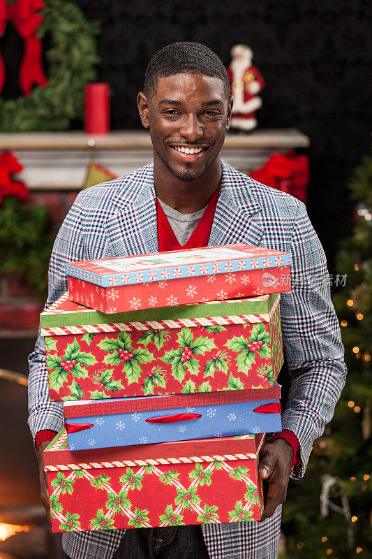拿着一堆圣诞礼物的黑人